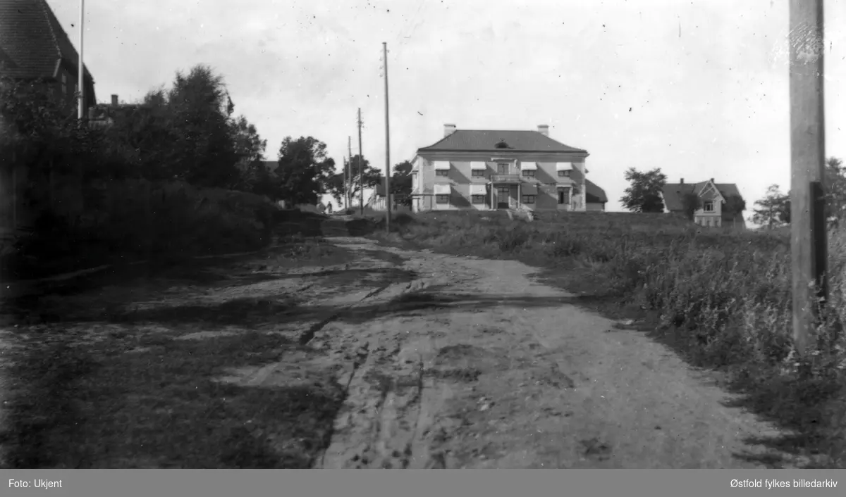 Hovedbygningen til Moss Glassverk (bygd 1924) - kontorer. Ligger til Helgerødgata. Gaten oppover  er Cort Adelersgate. Hovedbygget er overtatt av advokater (1994).