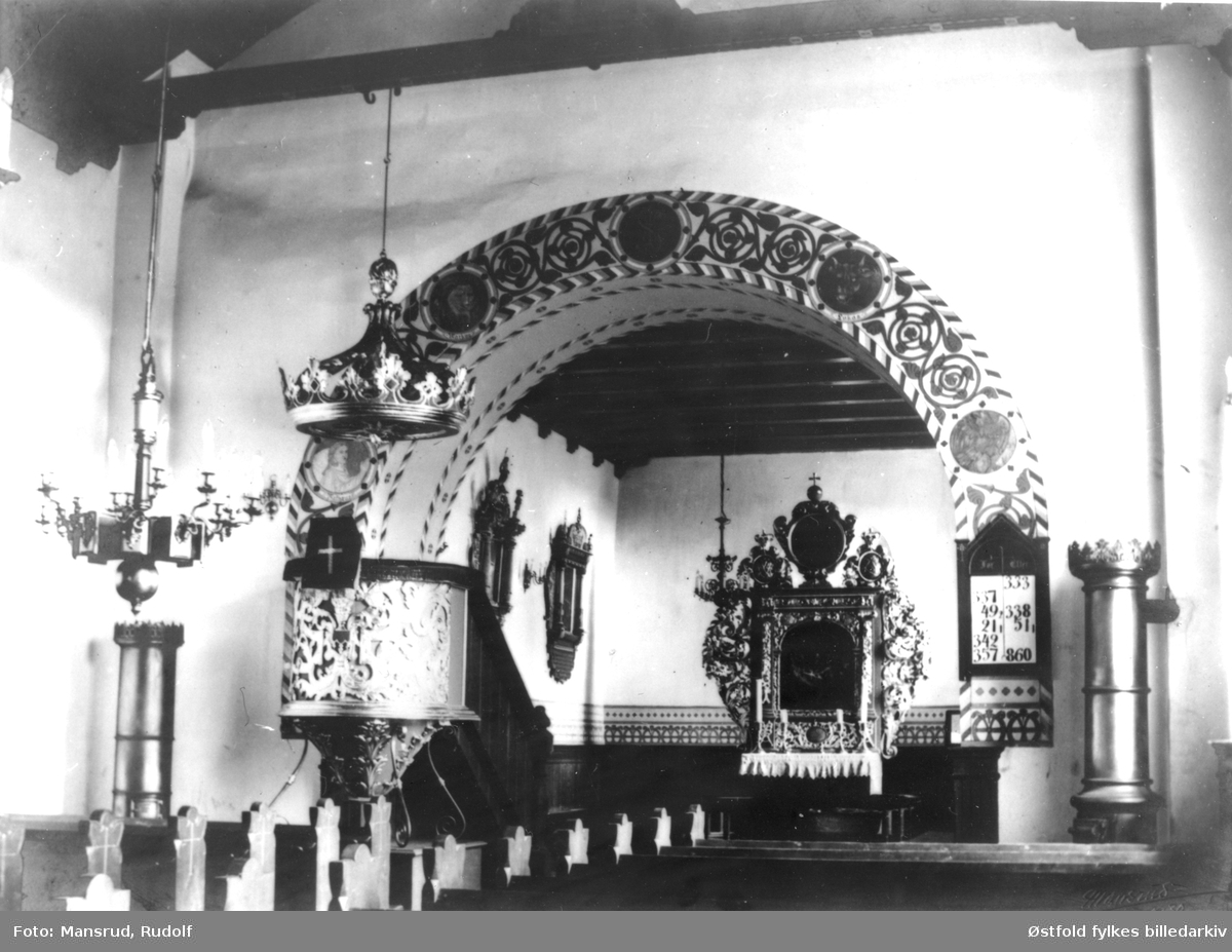Interiør fra Trøgstad kirke 1930, mot altertavle og prekestol.