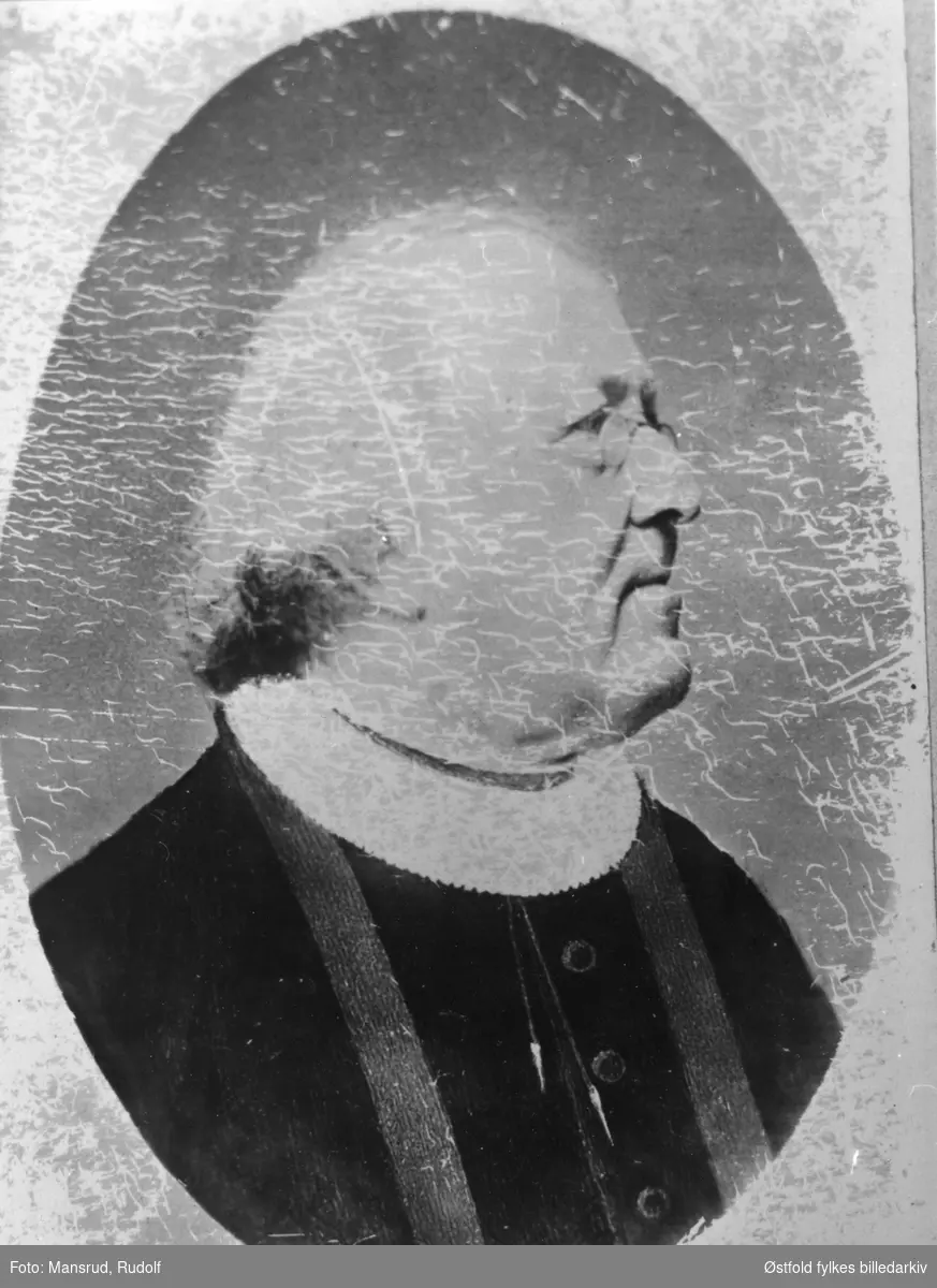 Portrett av prest Carl Ludvig Wulff. Prest i Trøgstad 1852-1874. Bildet ant.  før 1874, derfor har ant. Mansrud reprodusert et eldre bilde. Bildet del av en montasje, se ØFB.1996-112.