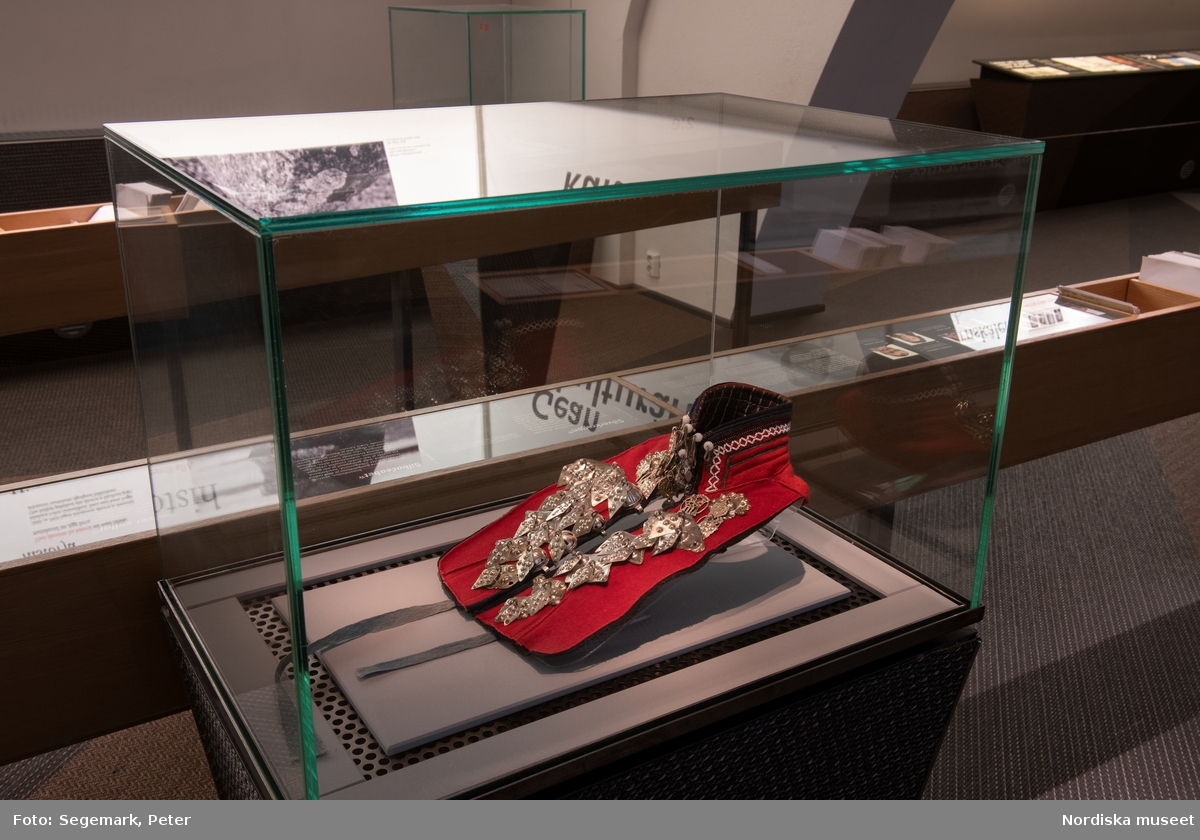 Utställningsdokumentation: Sápmi. Bildserie som illustrerar hur utställningen var utformad och uppställd i museet, fotograferad strax innan den plockades ned i februari 2022.