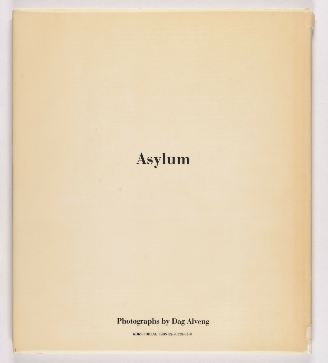 Fotobok gitt ut i 1986 av Koks forlag i samarbeid med private Preus fotomuseum. Illustrert med fotografier tatt på natten når fotograf Dag Alveng var nattevakt ved psykiatrisk institusjon, i tidsrommet 1979-1982. Design av boka er av Per Maning. Gitt ut i 400 eksemplarer.