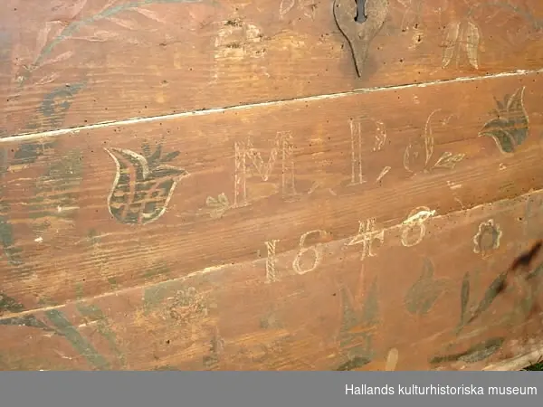 Målad kista av trä. Dekormålat med krans runt monogram "MPS" och årtal "1846".