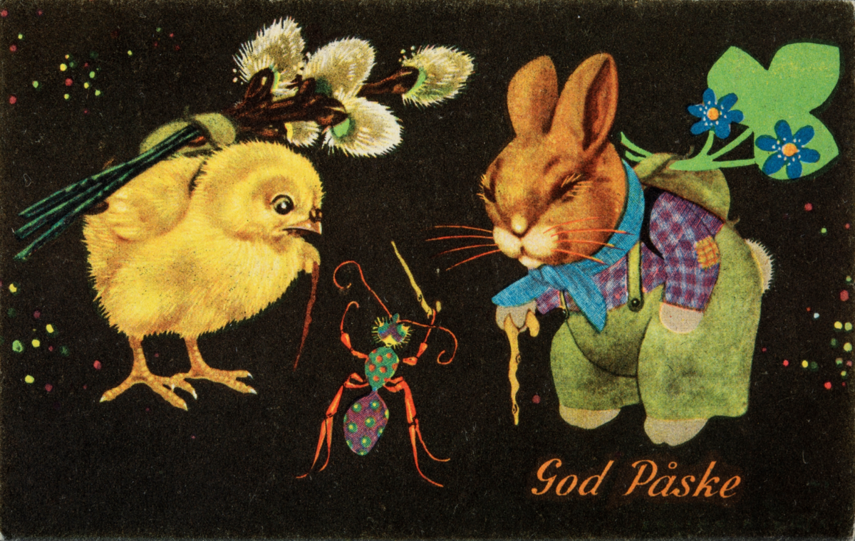 Tegning i farger av gul påskekylling, en maur og en brun hare med grønne bukser, blått skjerf og lilla skjorte. Kortet har teksten "God påske"