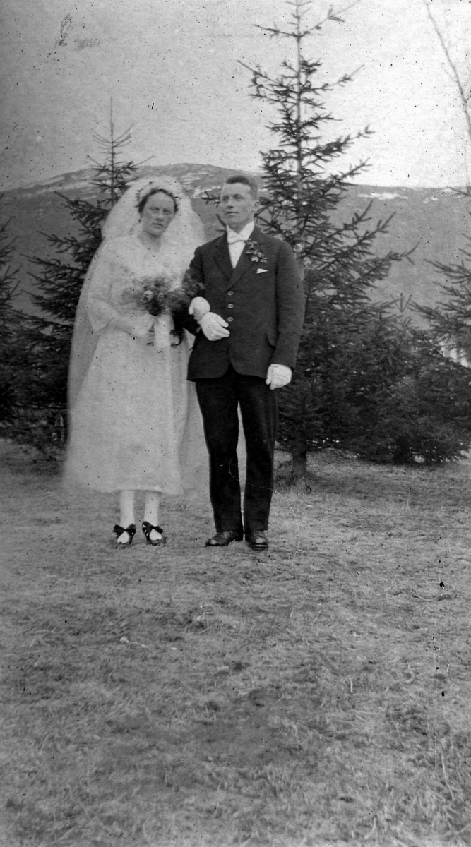 Brudeparet Anna Helgesen Jensen og Anton Bang Jensen. Bryllupet sto 12.05.1922 på Fleskmo i Målselv