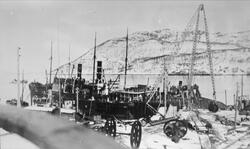 Fortøyde båter og kjelkranen på kaia til Harstad Mekaniske V
