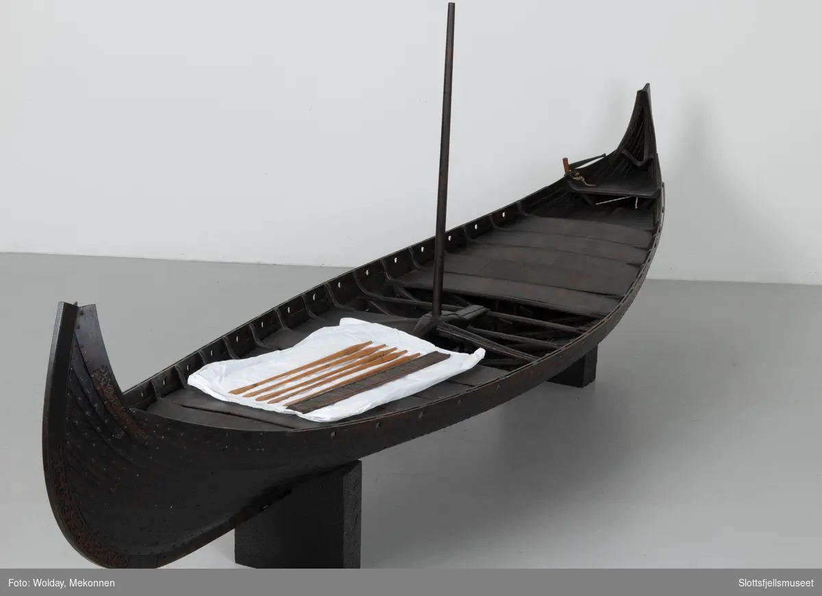 Modell av Osebergskipet.