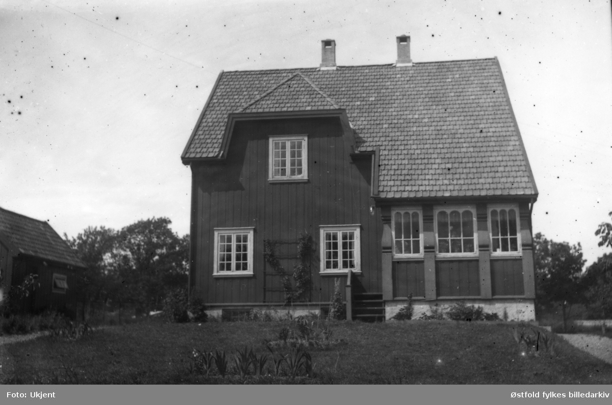 Albygaten 18 på Jeløy , Moss ca. 1932. Huset til lærerparet Høgetveit. Overtatt av sønnen Bjørn Høgetveit. Bokhandler Rolf Olsen med familie leide noe av huset sommeren 1932.