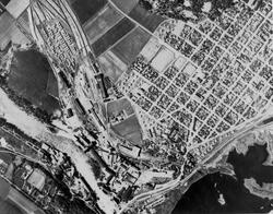 Flyfoto av Sarpsborg sentrum og Borregård fabrikker, 13. okt