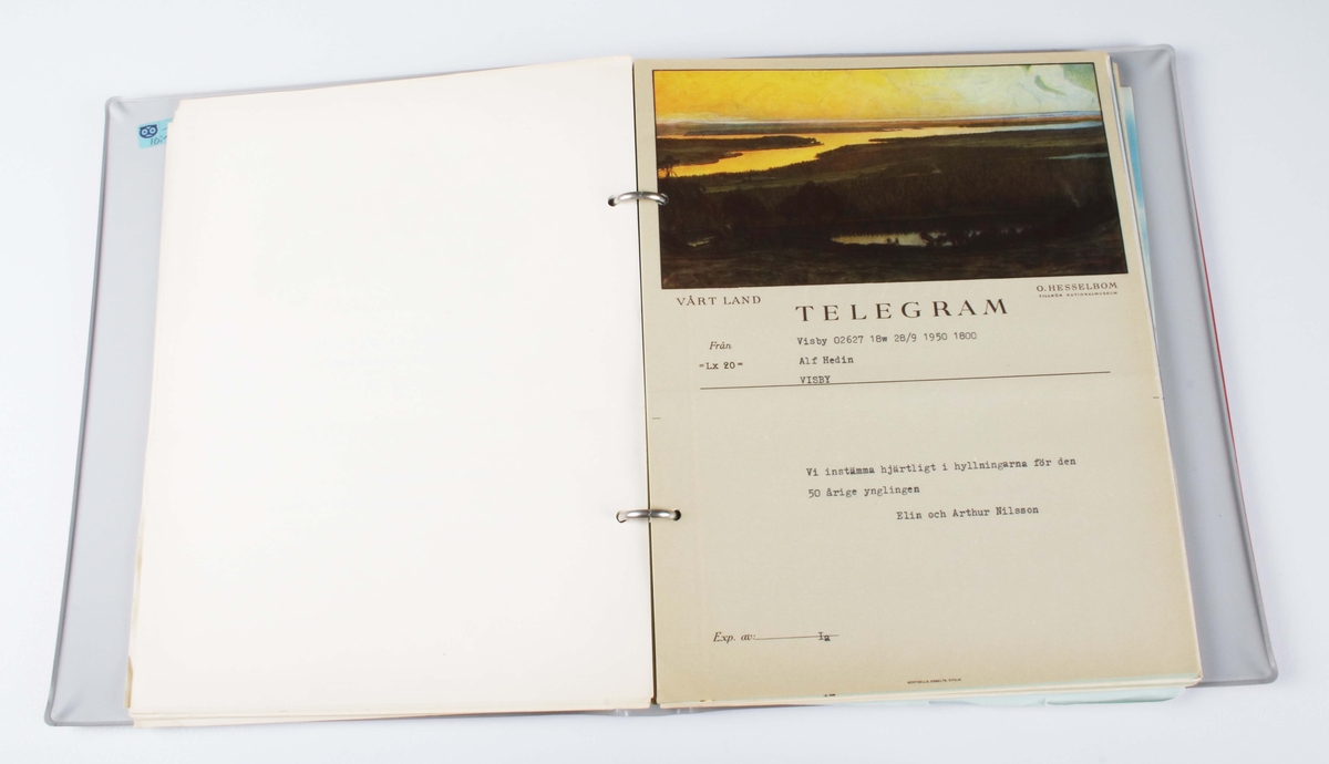 Telegrampärm med ringmekanism i grå metall. Röd plast. Märkt "TELEGRAM" i guldtryck längst ned. Innehåller 88 maskinskrivna telegram med olika dekor, från åren 1948-1970. I gott skick.