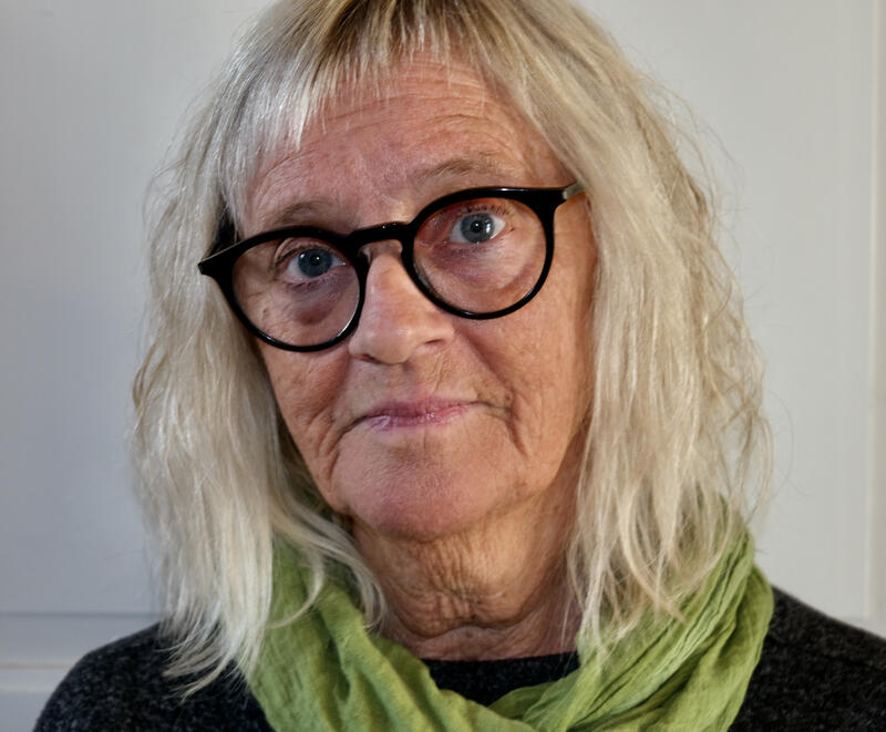 Forteller Anne Elisebeth Skogen vil fremføre fortellerforestillingen "Med Restauration gjennom Hell Gate til Det Lova Landet" på Norsk utvandrermuseum.