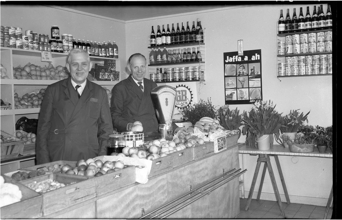Alingsås Frukt och Grönsaksaffär på Nygatan 12, kvarteret Jägaren 8.
Innehavarna bröderna Einar Gustafsson och Ragnar Gustafsson. Affären öppnades av deras far 1937. Butiken är nedlagd.