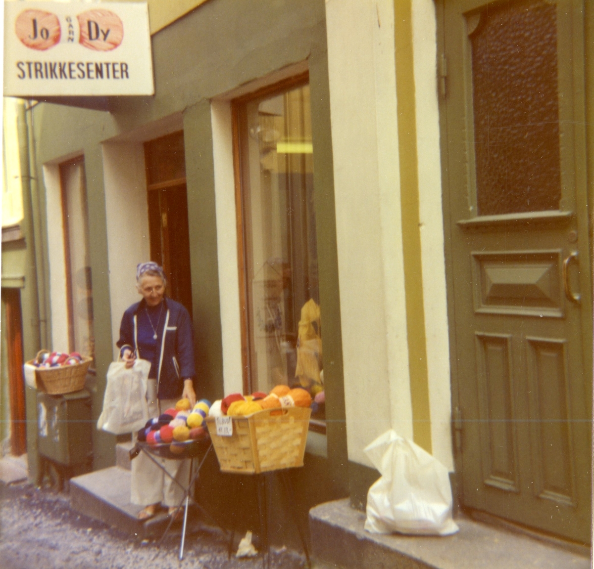 Jodys strikkesenter  i P.A. Heuchs gate, Kragerø. 1970-80?