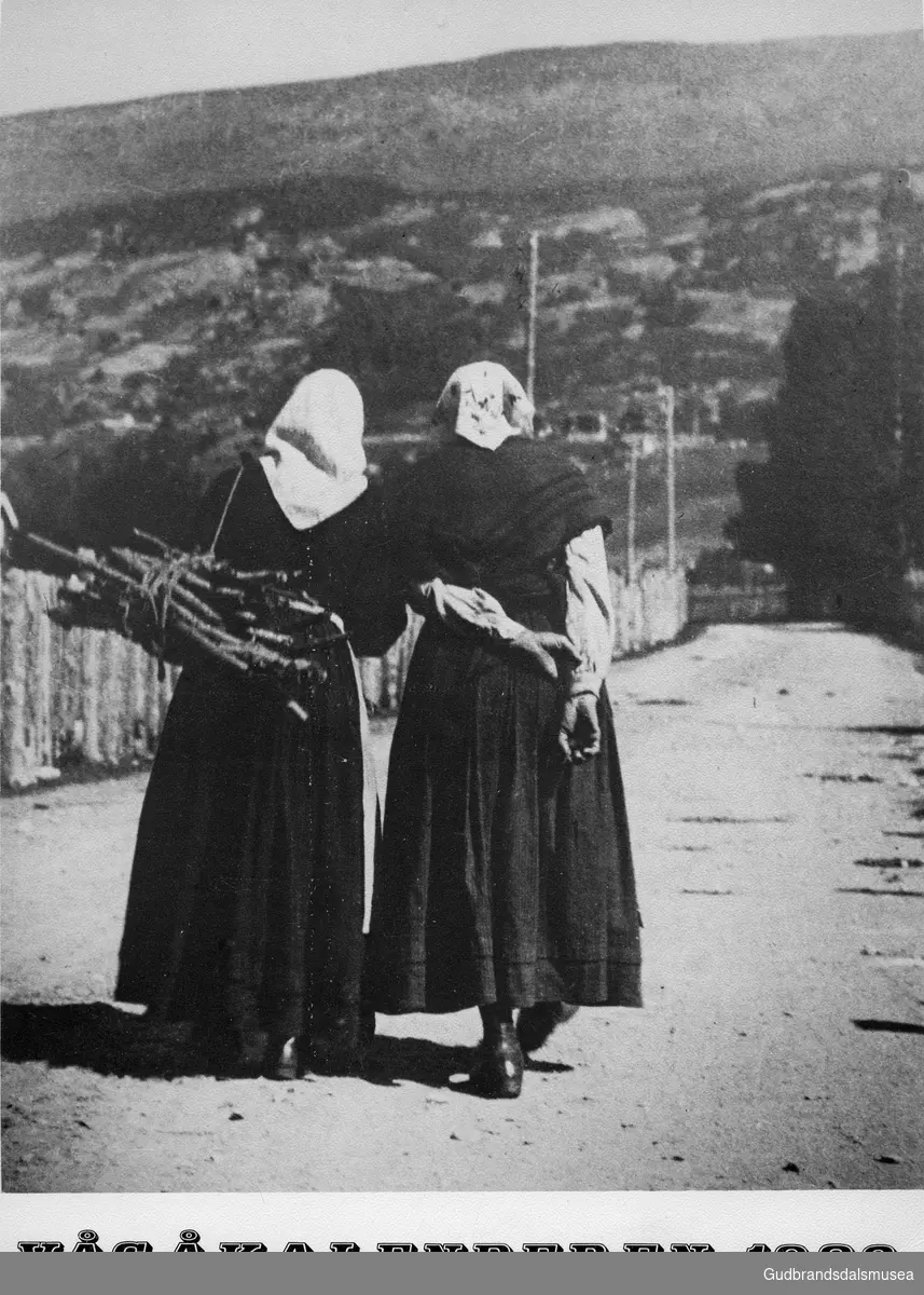 "Gamle kjerringer". Frå venstre Kari Bakerstuen (Smedsmo) og Ymbjørg Øygardshaugen. Bildet er viden kjent og det er teki i 1922 av J.N. Elstad ved Grindstugu.

Vågåkalenderen 1983, utgjevar: Vågå Kameraklubb