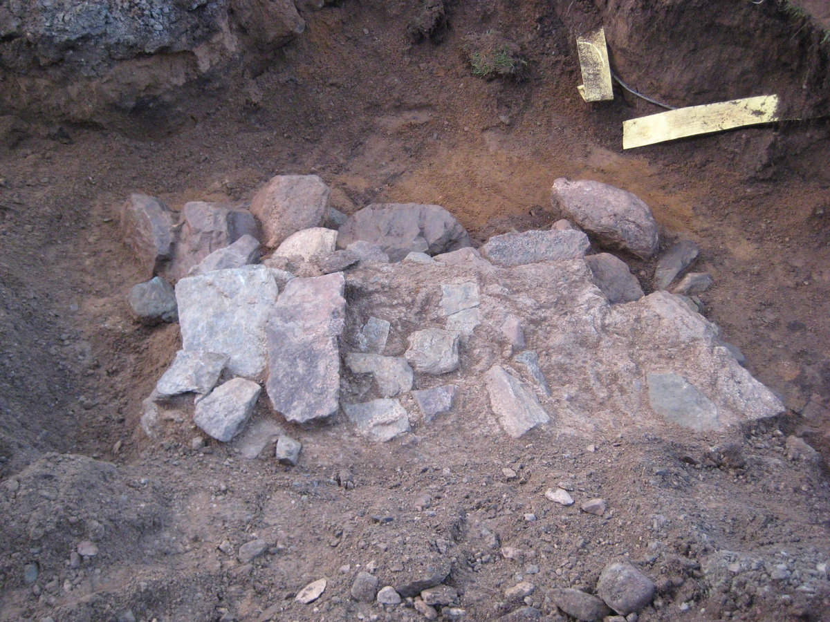 Arkeologisk förundersökning i form av schaktkontroll på Vrigstad kyrkas kyrkogård. Undersökningen genomfördes hösten 2008 i samband med att bergvärmeledningar skulle grävas.