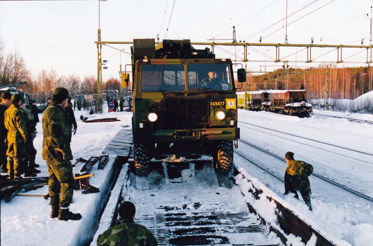 FMUhC lastförsök med militära fordon på civila transportfordon sent 1990-tal. Tgb 40 med överrede.