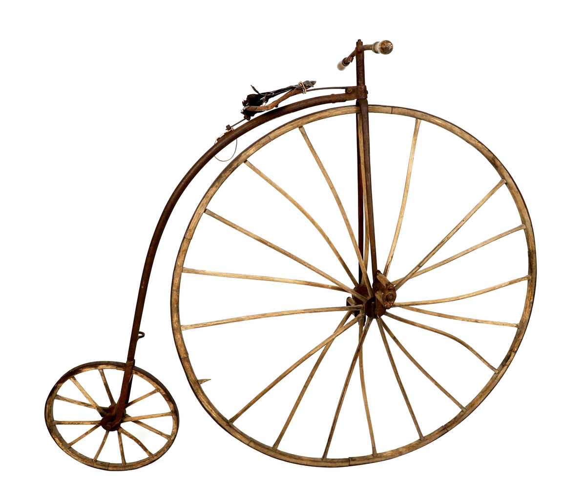 Veltepetter i med hjul av tre og stang av metall. Justerbart sete og pedaler. Sete trukket i lær. Styreholker av tre.