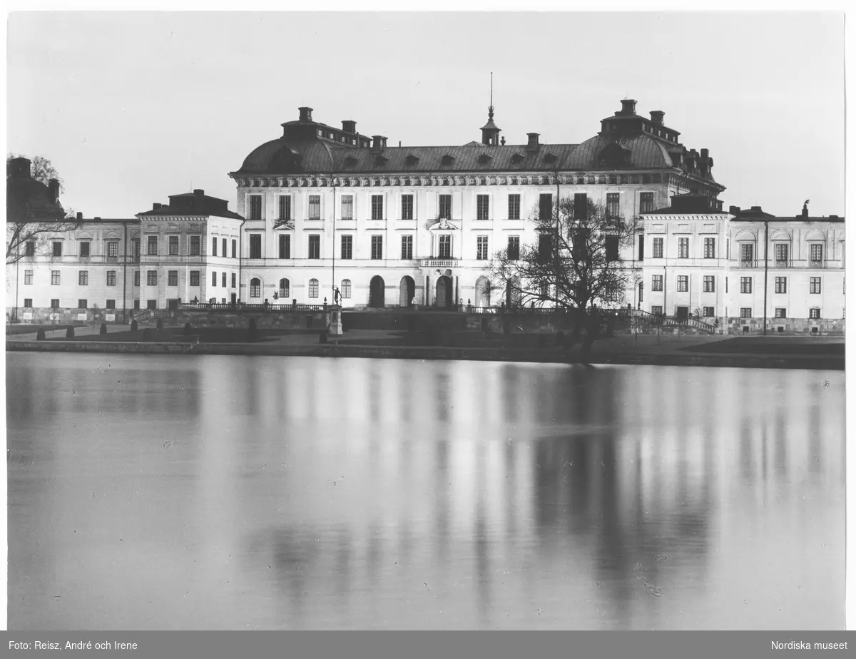 Stockholm. Drottningholms slott fasadbelyst. Byggt för Riksänkedrottning Hedvig Eleonora av Nicodemus Tessin d.ä. på 1600-talet.