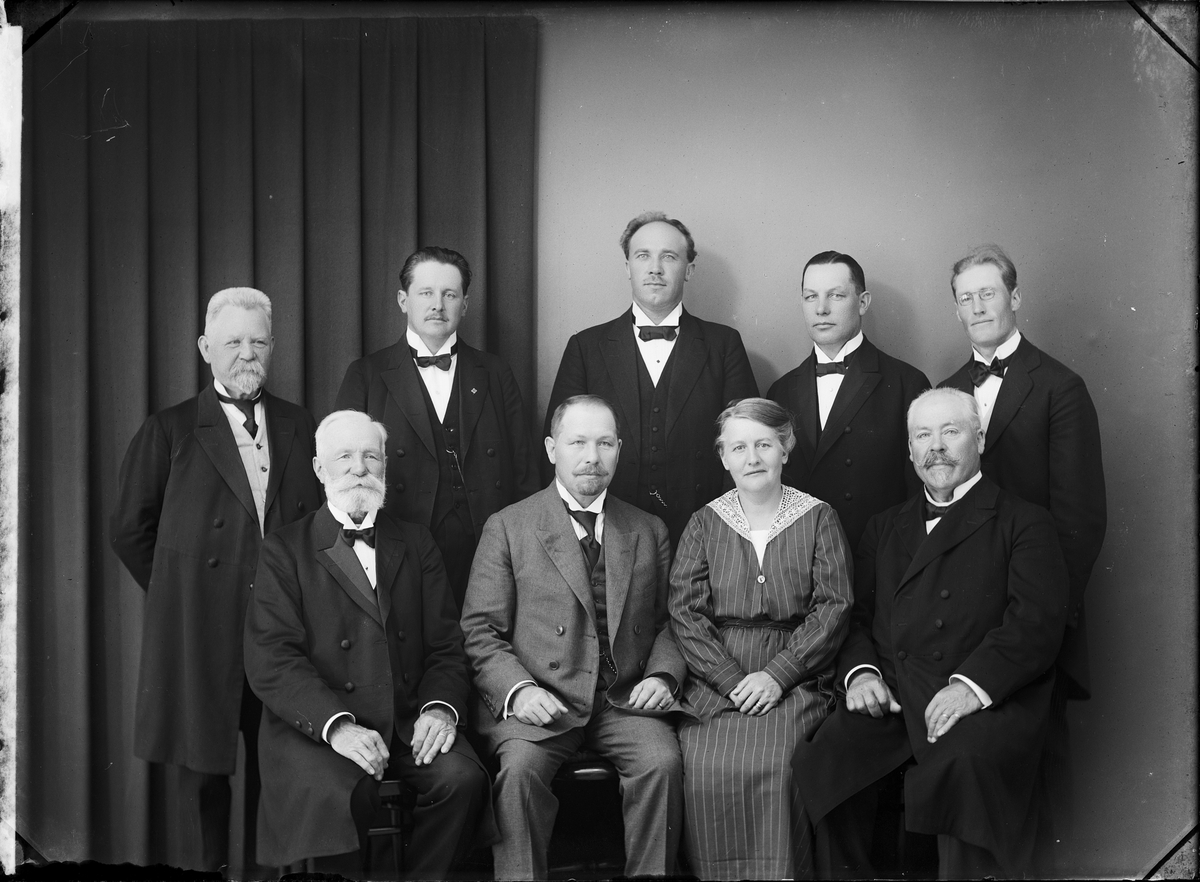 Grupporträtt - nio män och en kvinna, Östhammar, Uppland 1922