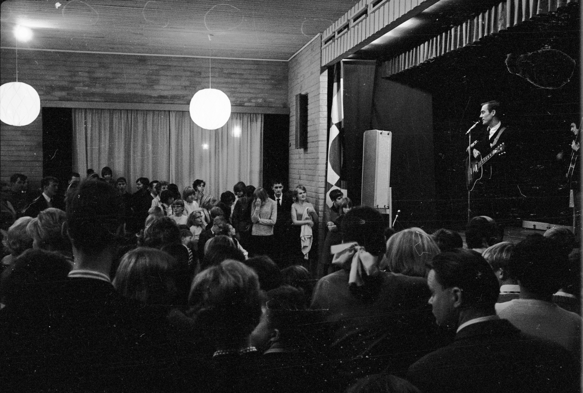 Gunnar Wiklund uppträder på Storgården, Gamla Uppsala 1966
