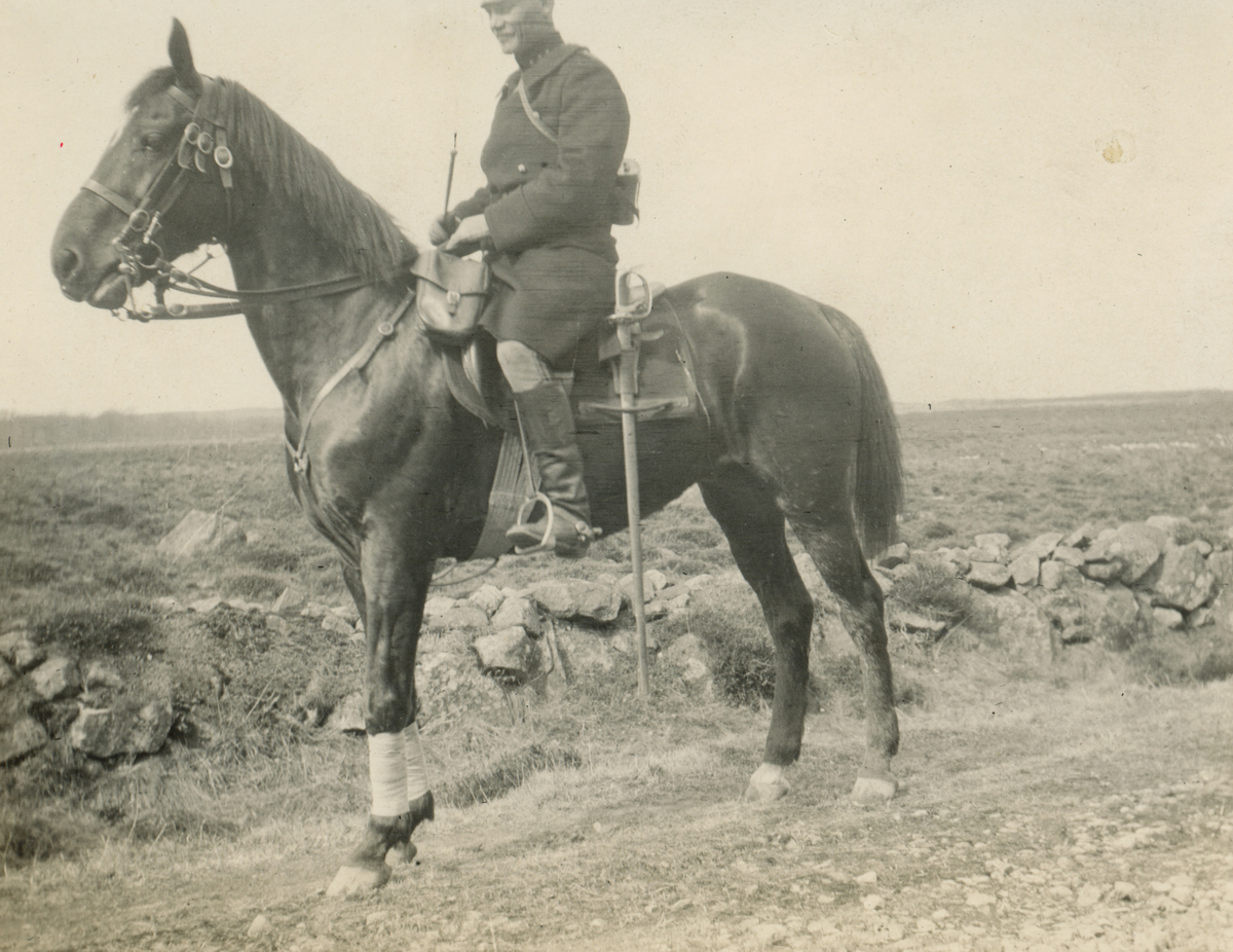 Soldat sittandes på tjänstehäst. Notering under foto i Album 13: Kapten ...