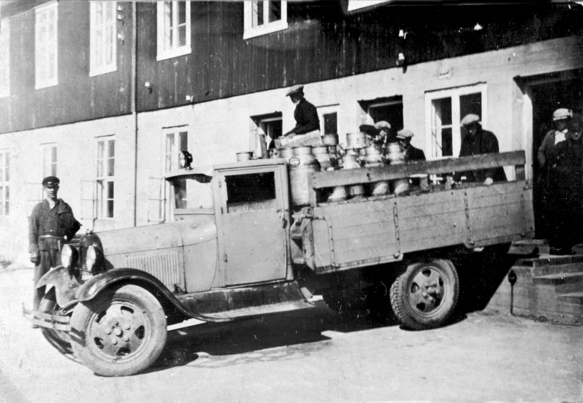 Melkebil ved lasterampen ved meieriet på Evenskjer.