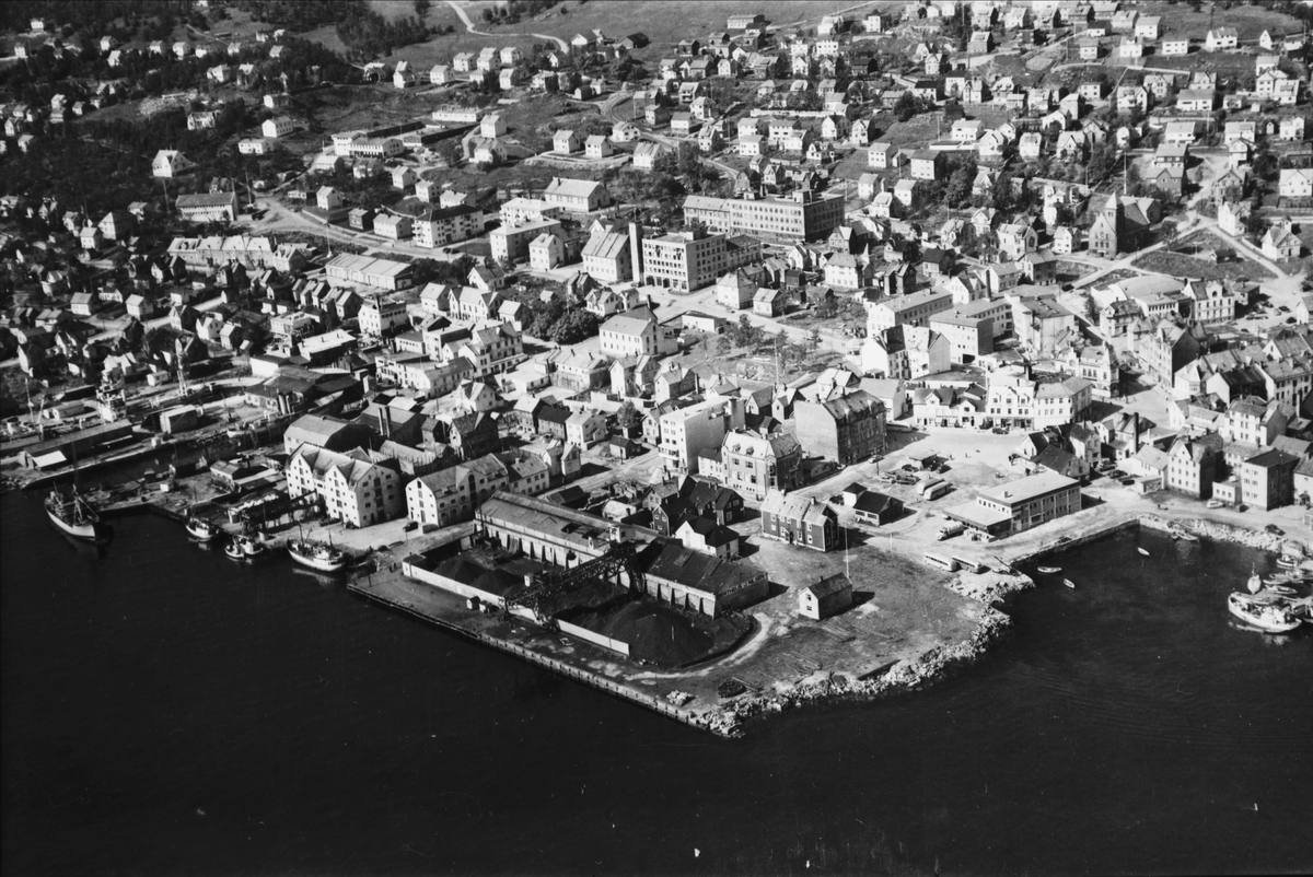 Flyfoto av Harstad sentrum, med Larsneset nærmest.