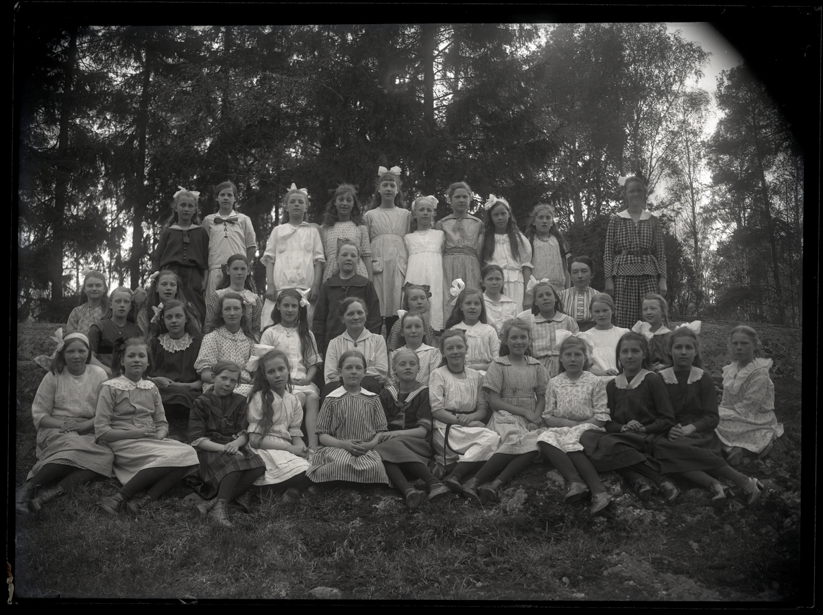 Grupporträtt av skolbarn, Västerås. 1919.