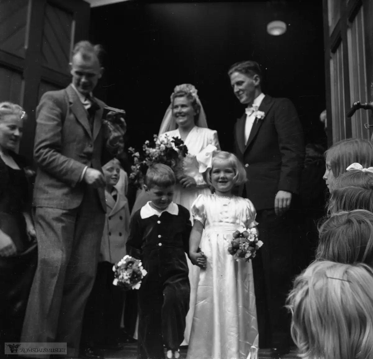 (fh829), Fra bryllupet til Johanne Gjelsten (1921-1995) og Petter Lervold (1918-2007) i Røbekk kirke.