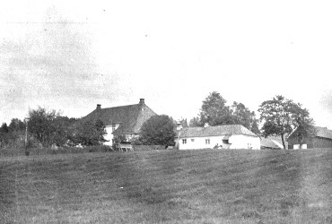 Borgestad gård, Skien. Original albuminprint ant fotografert og produsert i 1870 årene, før huset ble ombygget sent i 1880 årene. Den gamle lange fløy til høyre i bygningsmassen eksisterer ikke lenger i dag.
