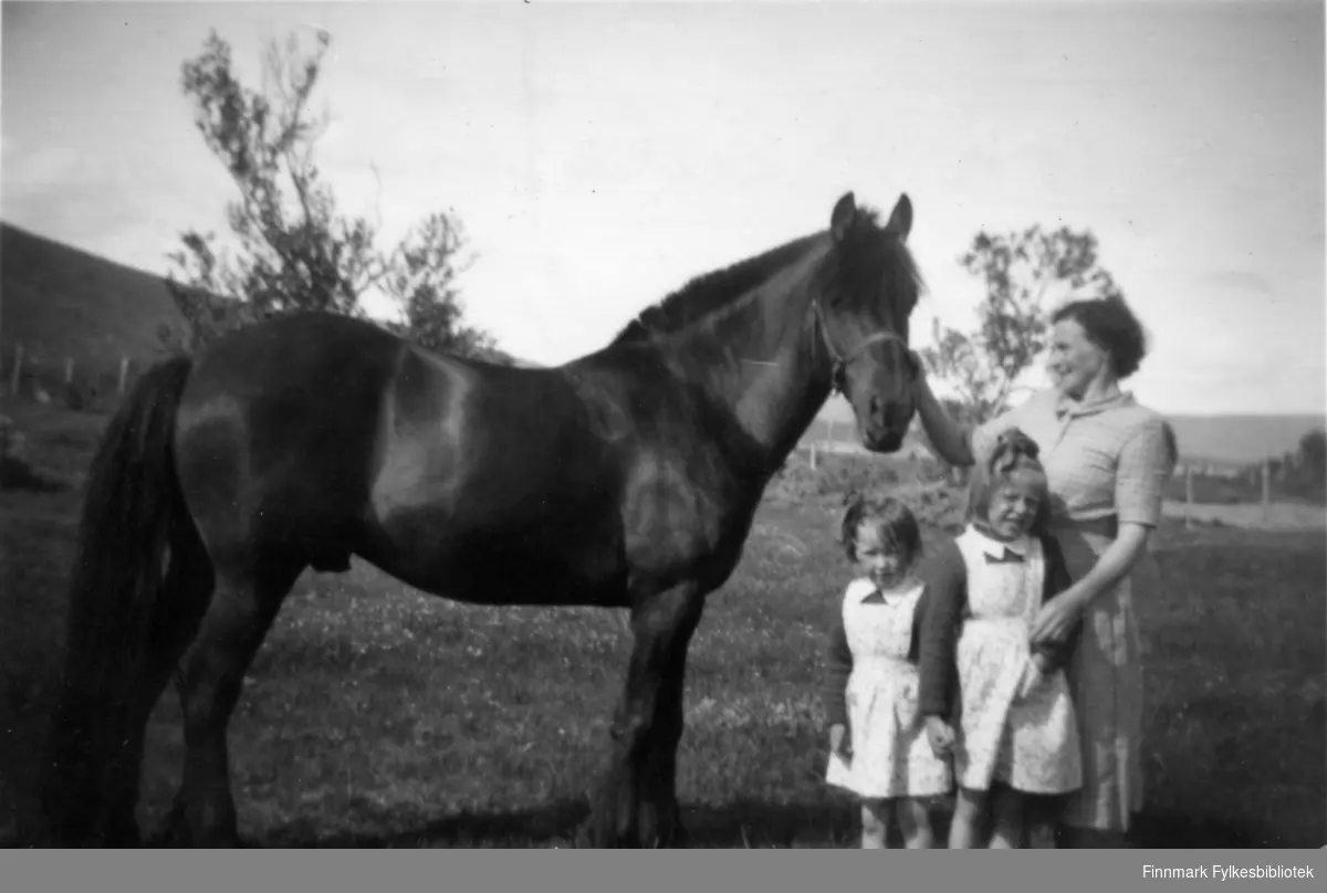 Kvinne og barn med hest, muligens i Nesseby?
