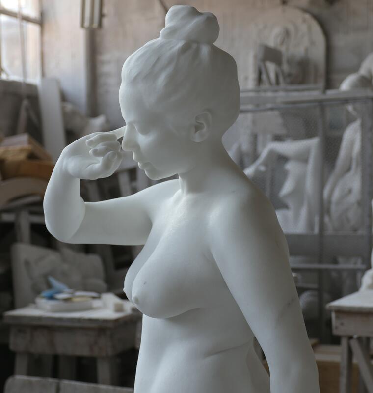 En marmorstatue av en kvinne. 