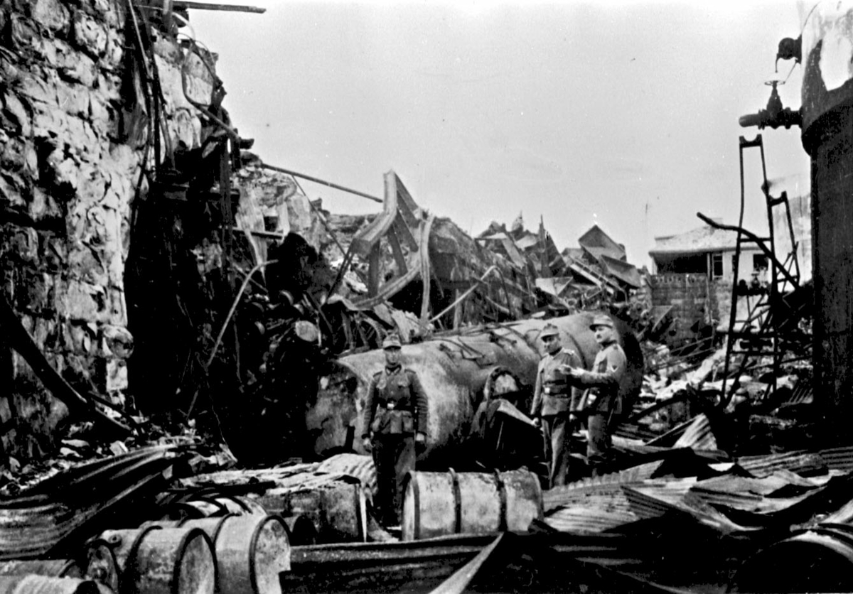 Tyske soldater i bombet by, Narvik