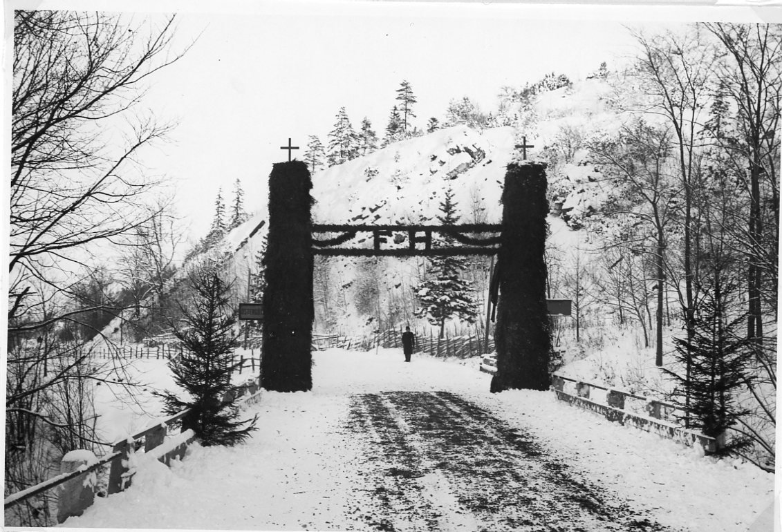 En portal med initialerna F H (Felix Hamrin) rest vid länsgränsen mellan Jönköpings och Östergötlands län. Det är vinter med snö på marken.