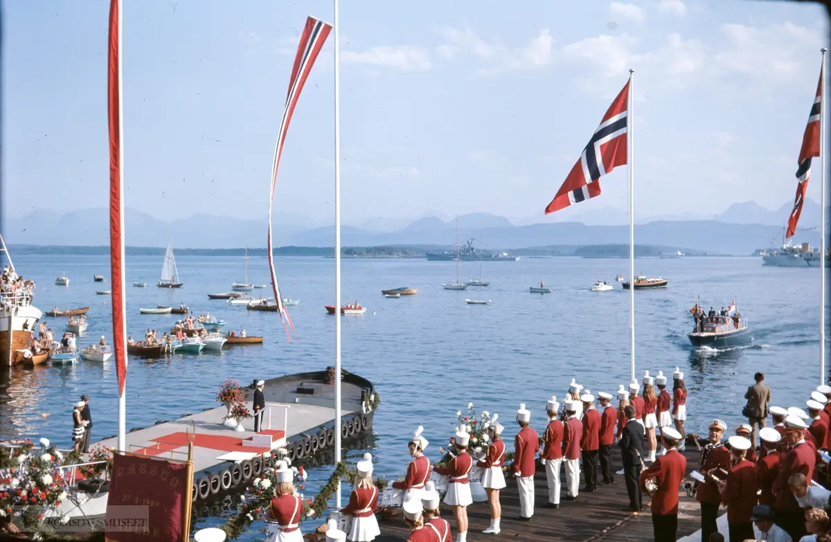Kongeskipet Norge på Moldefjorden..Dronning Elizabeth II og Kong Olav V og deres familier under feriebesøket i Romsdal 9.august.1969.