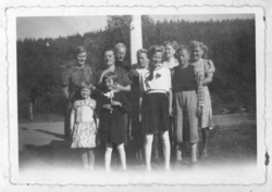 Gruppebilde foran flaggsstanga hos Kvammen på Maukdalen i Må