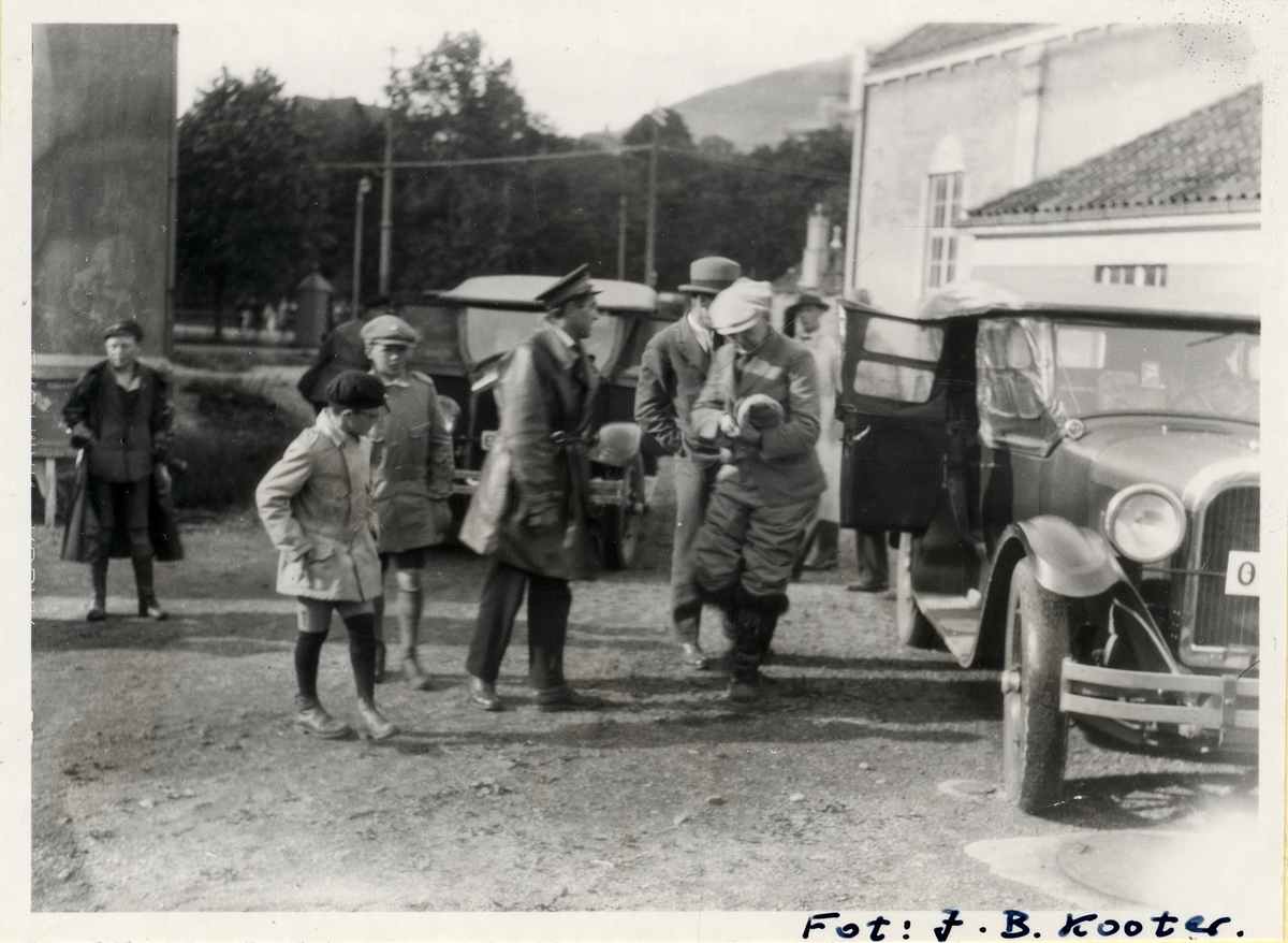 Folkegruppe ved to biler. Roald Amundsen i Bergen i forbindelse med "Latham-47" ekspedisjonen.