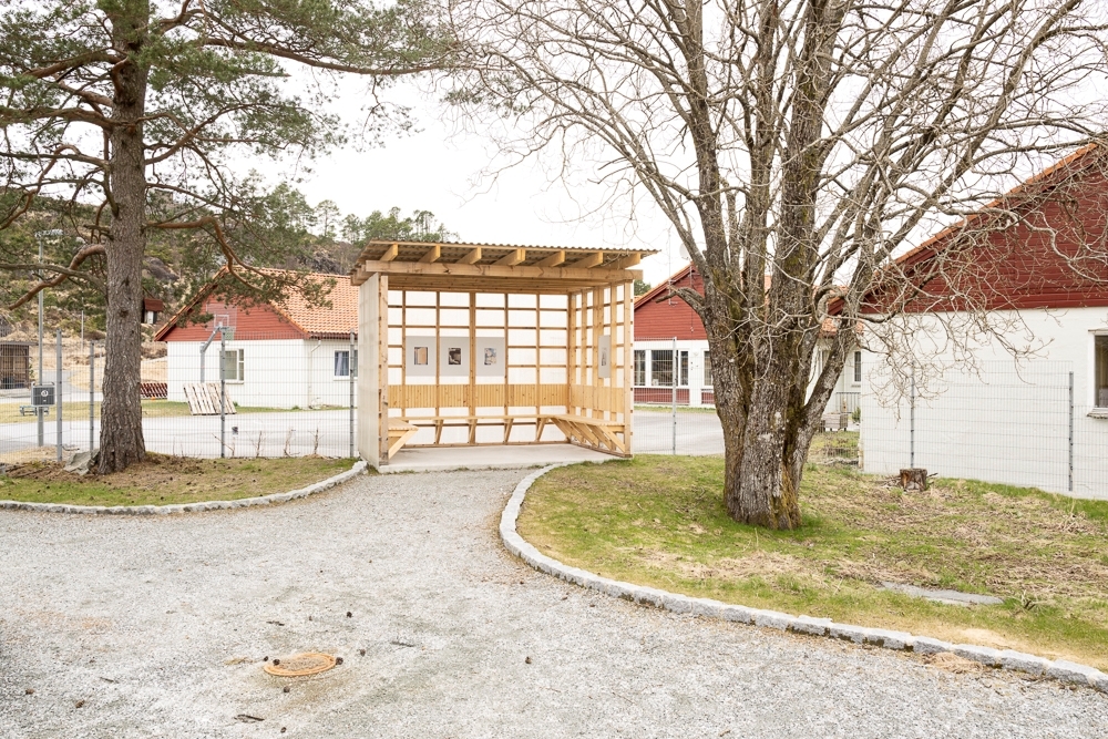 Som en del av sitt prosjekt inviterte Halvor Rønning Joakim Skajaa, i Skajaa Arkitektkontor, til et samarbeid. De viste stor entusiasme og opplevde det som svært meningsfullt å bidra i arbeidet med å gi røykere et verdig rom mens de er på avrusning. Flere tømrerlæringer fra fengselet og lærere ved Åsane videregående skole har samarbeidet om bygging av skuret. Skolen tilbyr blant annet utdanning til innsatte i Bjørgvin fengsel. Skuret er bygget i tre med sokkel i betong og tak av stål. Veggene er dekket med glassfiberarmerte halvtransparente lysplater, som er mye brukt i industri og jordbruk. Både tak og vegg har lik profil, og samspillet mellom materialene gjør at bygget fremstår som helhetlig og robust. Bygget er tilpasset formatet til kunstverkene, avstanden mellom stenderne i bindingsverket er for eksempel den samme som bildenes breddeformat.

Seks collager er montert på innsiden av skuret. Motivene viser overmalte, delvis tildekkede og transparente magasinsider. De følger ikke et narrativ, men felles for alle er en følelse av mangel på sikt. Man kan trekke paralleller til en fortvilet livssituasjon der man mister evnen til å orientere seg og se klart.

Utgangspunktet for bildene er fascinasjon for estetikken som er forbundet med reklamebransjen, interiør- og ukeblader. Rønning har malt over magasinsidene med store og små strøk. Bildene og teksten flyttes fra populærkulturen til hans visuelle univers. Elementer som vanligvis er forbundet med lav- og høykultur spiller nå sammen i uttrykk som kan være kilde til virkelighetsflukt og en produktiv drømmetilstand. Collagene er printet med UV-print på sølv- og hvitfarget aluminium. Denne trykkemetoden brukes mye på utendørsskilt og har lang holdbarhet.