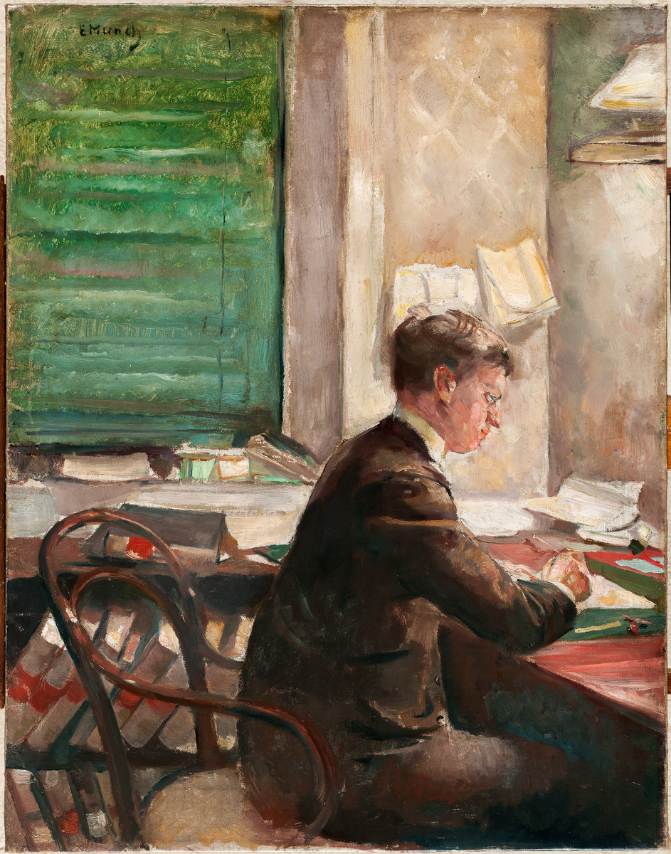 Ung mann sittende i lampelys ved et skrivebord i profil til høyre, omgitt av bøker og dokumenter. Nedrullet grønn gardin i bakgrunnen.