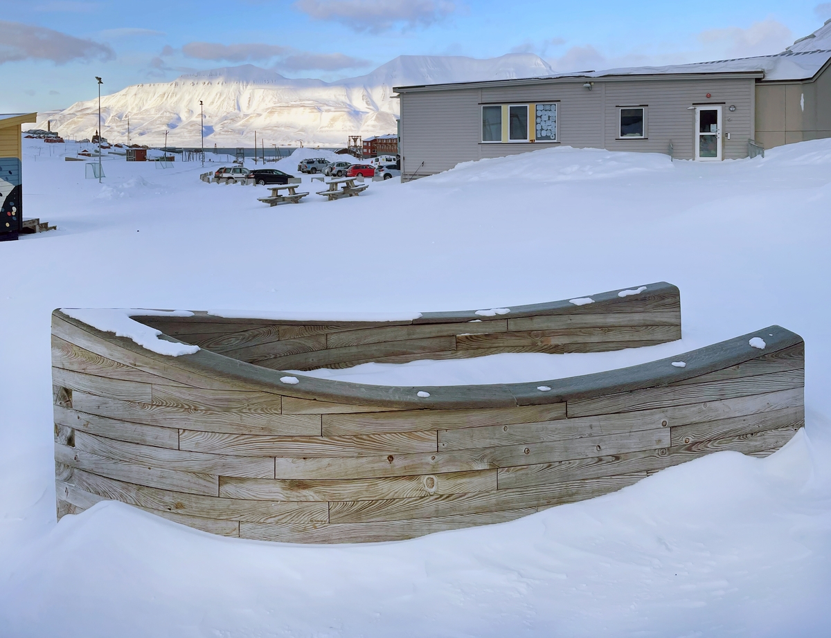Utsmykkingen kan betraktes som en poetisk metafor på Svalbard-samfunnet, med referanser til tradisjonelle virksomhetsområder i en nordlig sfære. Samtidig oppfordrer den til mange ulike former for lek, og gir barna både gjemmesteder og ly for vinden. Utsmykkingen byr på stor materialrikdom og innbyr også til taktil kontakt. Den byr også på små overraskelser i form av kunstneriske detaljer som kan oppdages og utforskes underveis, slik vi også kjenner det fra Torvunds øvrige produksjon.

Kunstverket er utformet som en båt i forenklet form så barn skal lett kunne gå inn og få le for vinden.