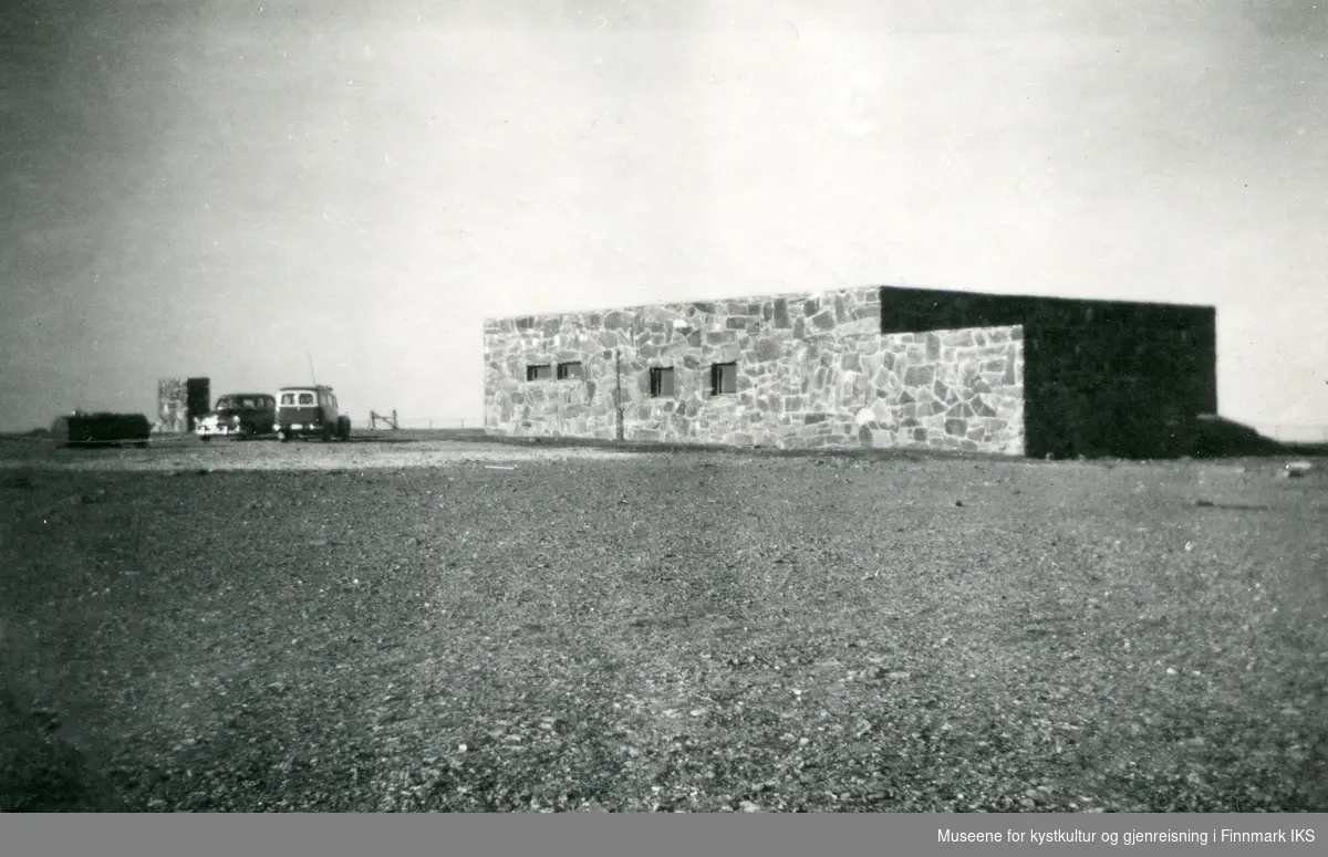 Den første Nordkapphallen. T.v. noen parkerte biler og steinbygget med bysten av Louis Philippe av Orleans, fransk prins og senere konge av Frankrike. 20.10.1958.
