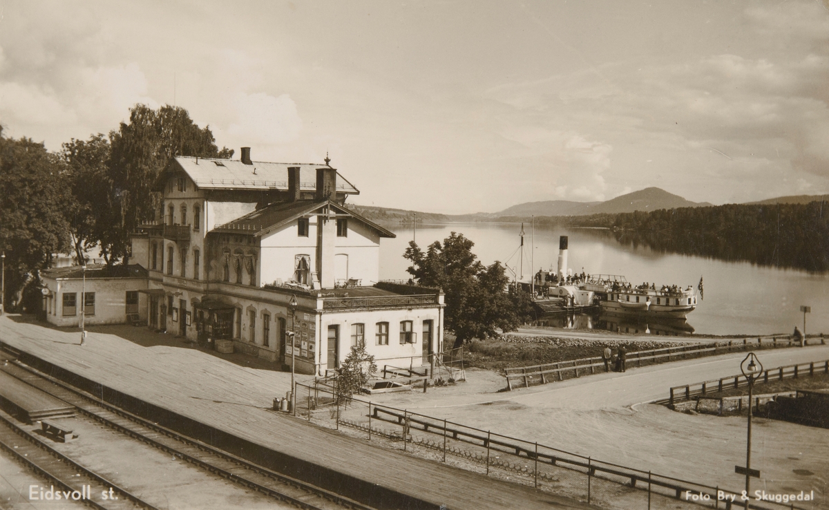 Postkort, Eidsvoll stasjon, D/S Skibladner ved dampskipsbrygga,