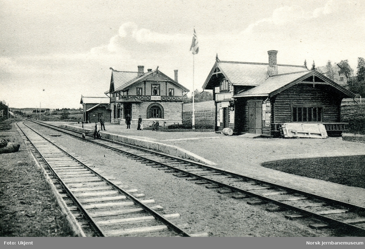 Ronglan stasjon på Nordlandsbanen. Stasjonsmesteren og trolig hans familie på plattformen
