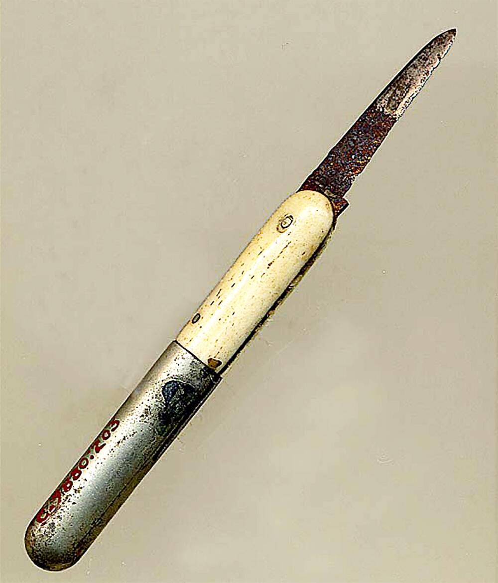Liten "sprättkniv" med skaft av ben med metallhylsa i ena änden. Bladet av järn går att fälla in
Av ben med skaft, l 8 cm.

Också kallad GFC9880_203b.