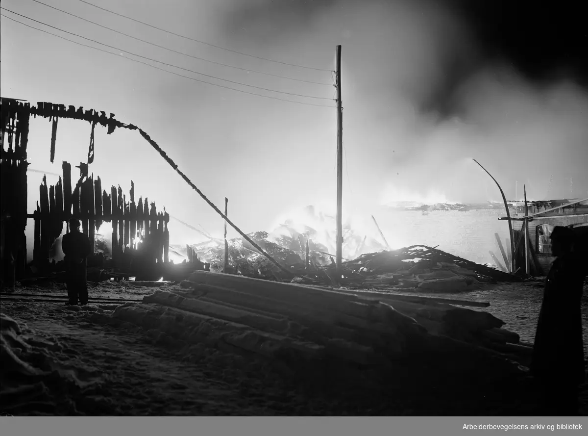 Brann på Trosterud gård ved Alnabru. To bygninger brant ned til grunnen. Nesten alle dyrene reddet. 21 desember 1952