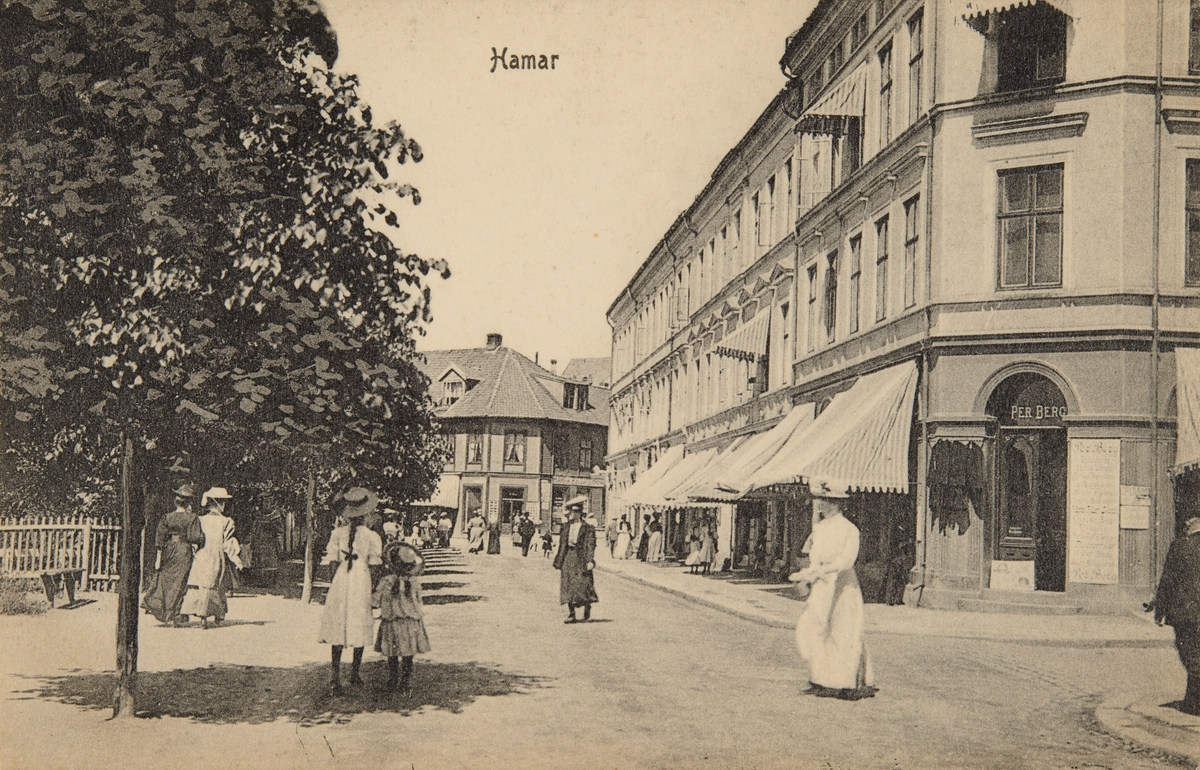 Postkort, Hamar, Strandgata 51, forretninger, bygårder, Per Bergs forretning