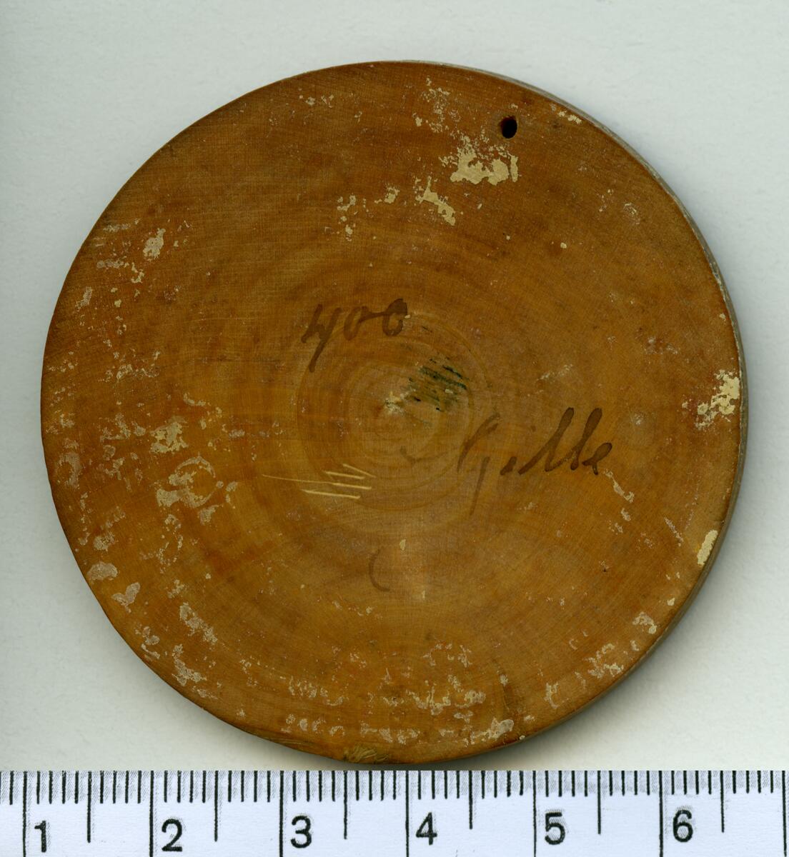 Modell till minnespeng i trä, visande Karl XI:s bröstbild.

Åtsida inskription: CAROLUS XI D G REX SUECI

Frånsida inskription: -