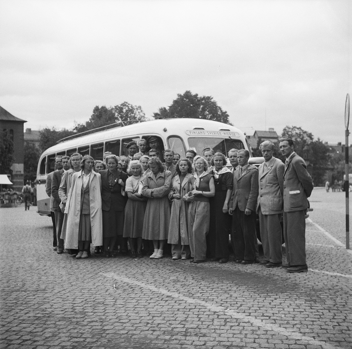 Friskvårdare - kvinnor och män står vid en buss, Uppsala