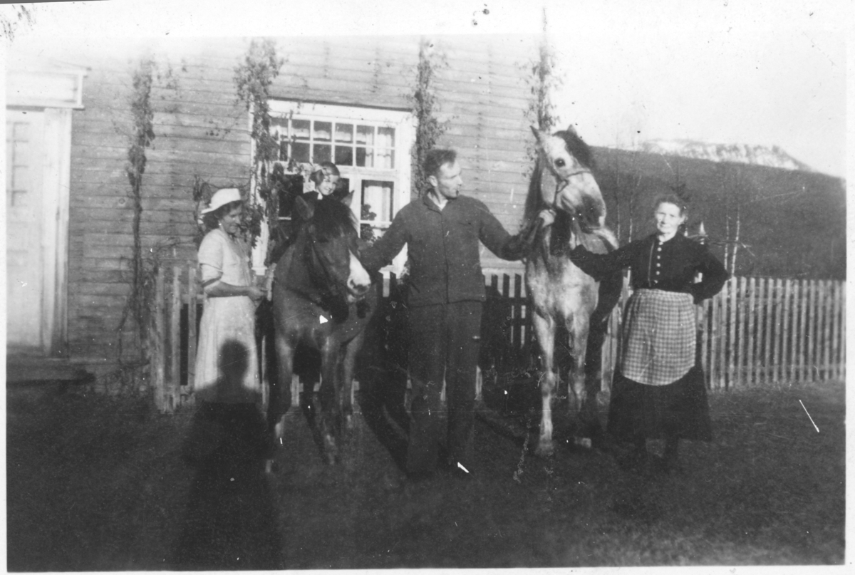 Familien Engen på besøk hos Grimsbo, Mellembygd i Målselv. Det er også to hester på bildet.