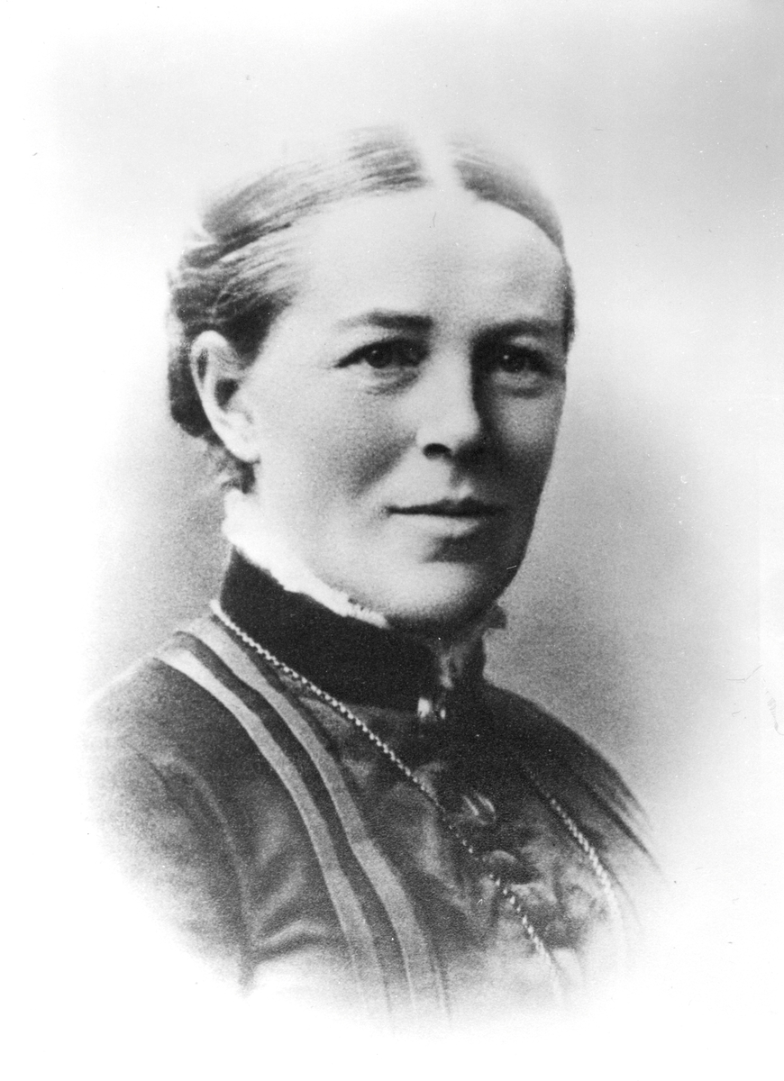 Portrett av Maren Margethe Juell Hansen, gift med kaptein Helly Juell Hansen (1840-1914), Moss. Hun var med på etableringen av etablerte Helly J. Hansen Oljeklædefabrik på Skarmyra i Moss i 1877, sammen med sin mann.