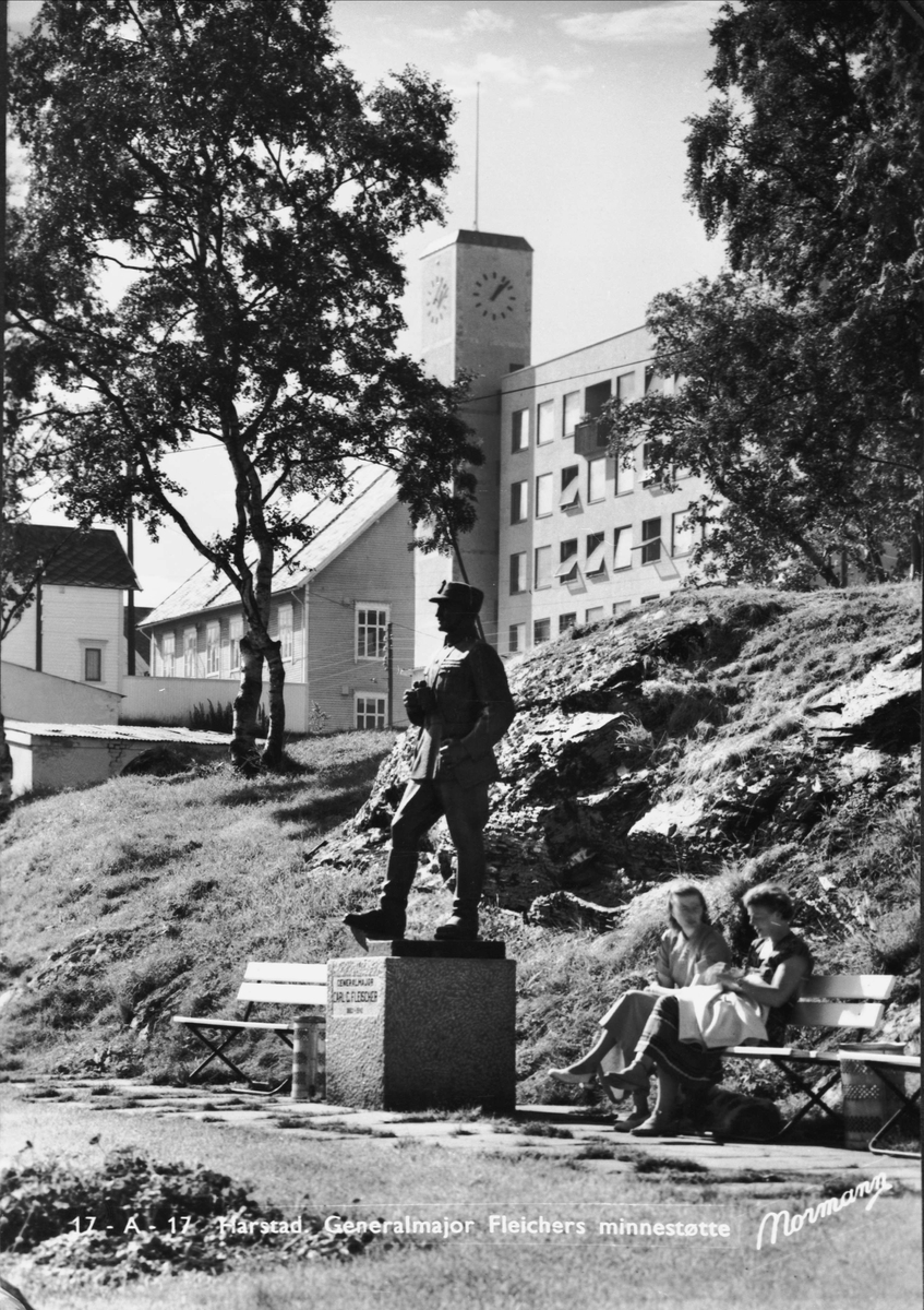 Fleischer-statuen i Generalhagen, med Harstad rådhus og befalsskolen i ...